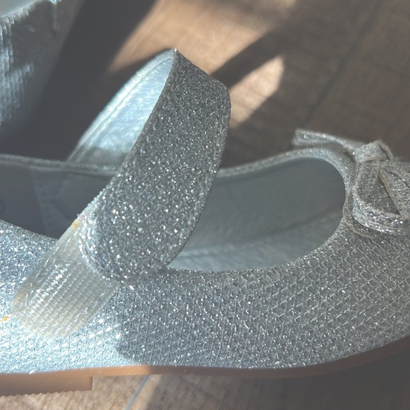 ✨BRAND NEW SILVER SHOES FOR LITTLE GIRL SZ 7✨ - Picture 7 of 11